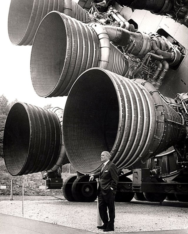 VonBraun-na-tle-5-silników-F1-Saturna-V.jpg