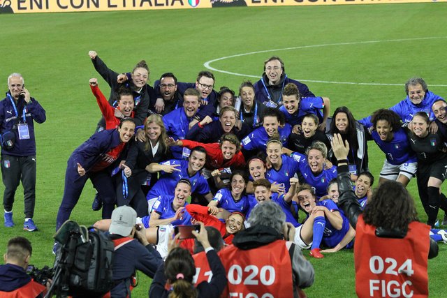 2048px-FIFA_Women's_World_Cup_Qualification_Italy_-_Belgium,_2018-04-10_0572.jpg