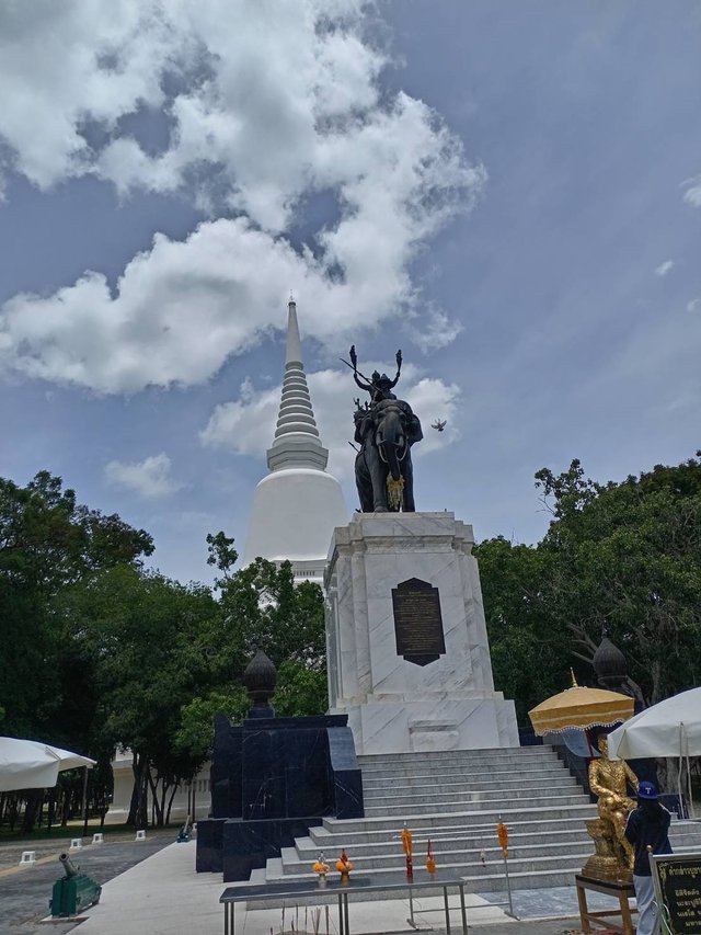 Don Chedi Royal Monument3.jpg