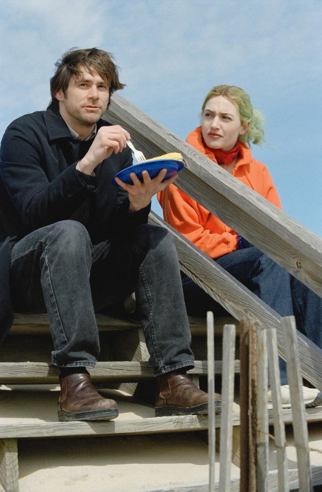 still-of-jim-carrey-and-kate-winslet-in-eternal-sunshine-of-the-spotless-mind-large-picture-eternal-sunshine-of-the-spotless-mind-982649662.jpg