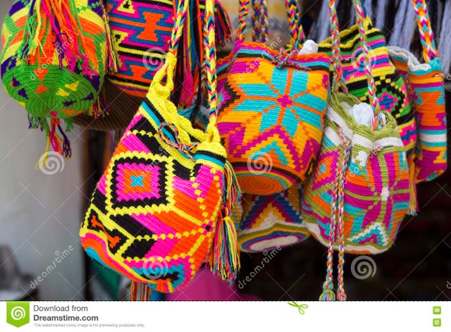 wayuu-handcrafted-los-bolsos-de-los-mochilas-para-la-venta-en-el-mercado-de-guatape-colo-77398391.jpg