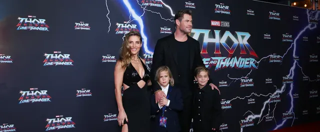 chris-hemsworth-elsa-pataky-kids-thor-red-carpet-2022.webp