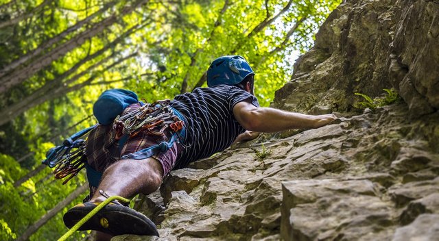 climbing-2609319_1280.jpg