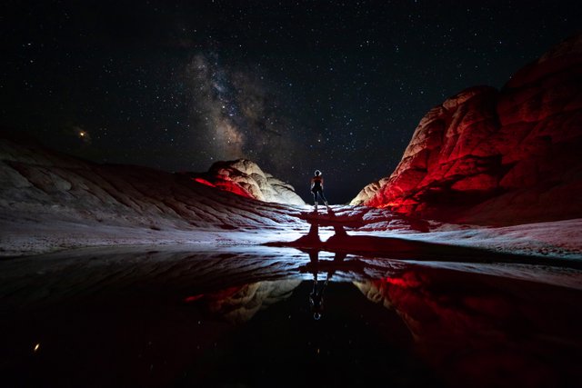 LightPainting-Gunnar-Heilmann_USA-Arizona-White-Pocket-Milkyway-stars-red.jpg