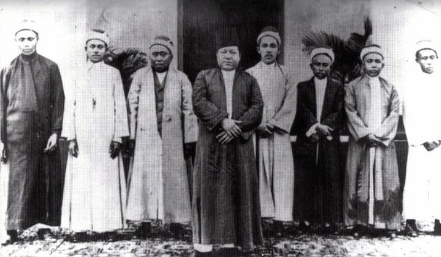 Sultan Syarif Kasim bersama pejabat kerajaan Siak_pinterest.jpg