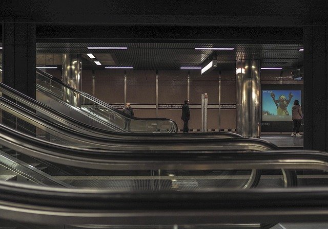 escalator-4815107_640.jpg