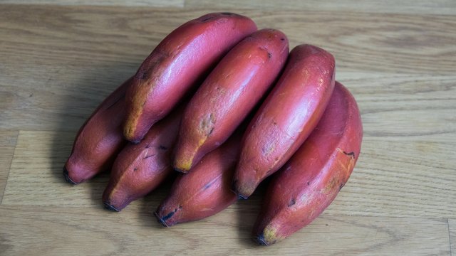 red-banana-2614316_1920.jpg