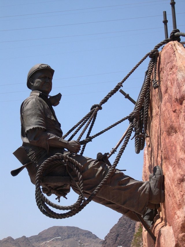 woorking man hoover dam.jpg