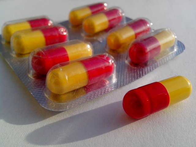 antibiotic-drug-capsules.jpg