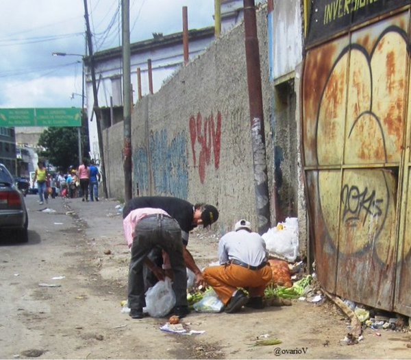 gente-revisando-basura-en-venezuela-12.jpg