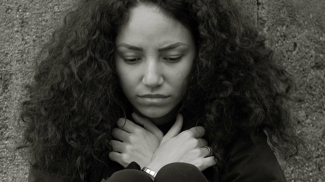 videoblocks-scared-depressed-woman-sitting-alone-thinking-to-her-problems-and-pains_su2qy2ljx_thumbnail-full01.png