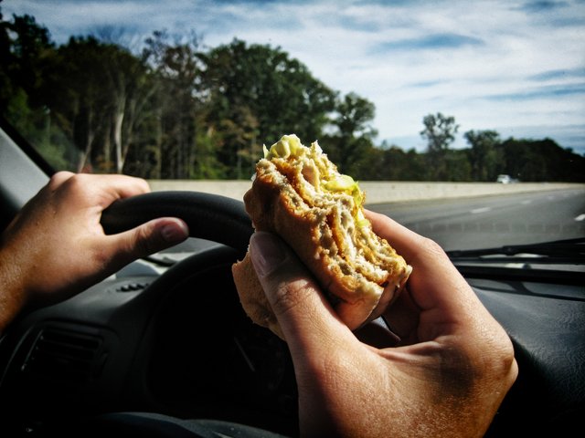 comida-comer-coche.jpg