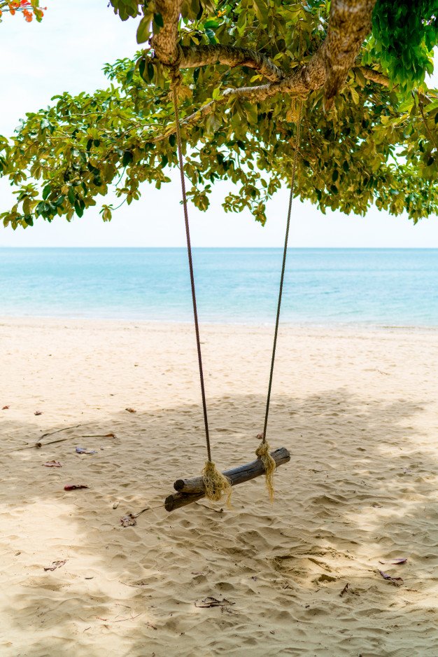 silla-columpio-de-mar-en-la-playa-cielo-agradable-con-fondo-de-nubes_38058-535.jpg