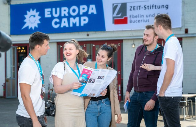 EuropaCamp_2019_Gruppe-draussen_ZEIT-Stiftung_Ausserhofer_BS-TB-Web.jpg