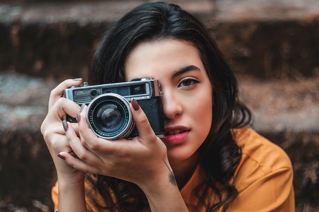 woman-holding-black-camera-1854897.jpg