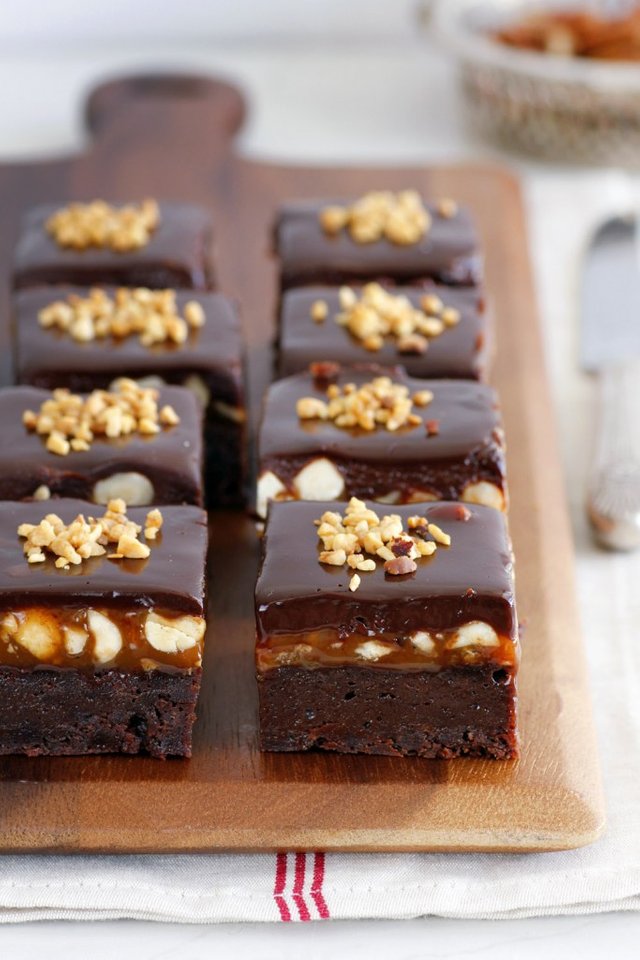 Brownie-aux-noisettes-et-caramel-beurre-salé2-683x1024.jpg