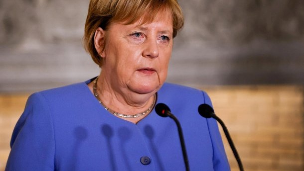 angela-merkel-bei-einer-pressekonferenz-archivbild-die-kanzlerin-zeigt-sich-angesichts-der-steigenden-infektionszahlen-sehr-besorgt-.jpg