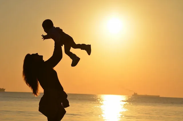 mother-daughter-love-sunset-51953.webp