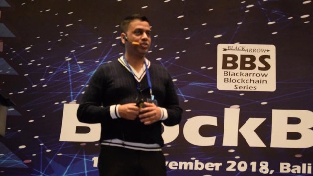 Oix Founder Sinha Santos Speaks at Blockbali 2018.jpg