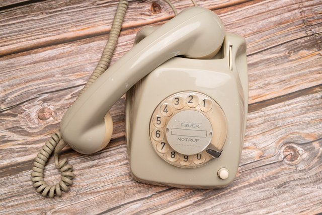 vintage-telephone-7418800_1280.jpg