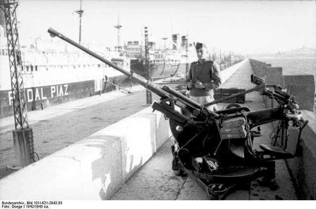 Bundesarchiv_Bild_101I-621-2943-33,_Luftwaffensoldat_an_leichter_Flak_im_Hafen.jpg