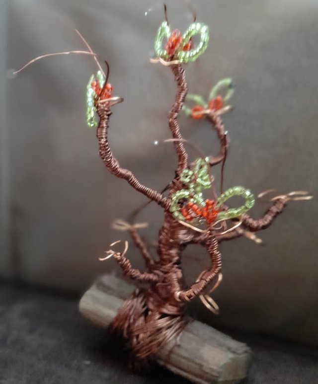 Bonsai con alambres y chaquiras