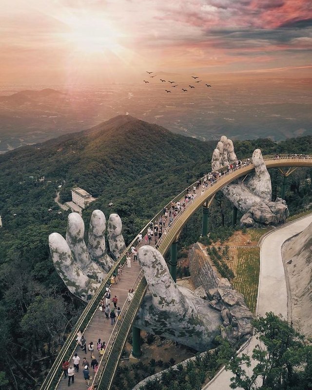 breathtaking-see-the-golden-bridge-in-vietnam-that-the-whole-world-is-talking-about-photos-3.jpg