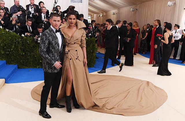 priyanka-chopra-nick-jonas-7.jpg