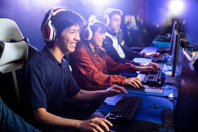 Group_of_young_adults_playing_computer_games_.width-1200_5jRCbMJ.jpg