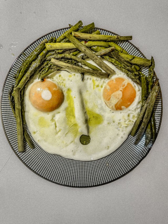 uova al tegamino con asparagi.jpg