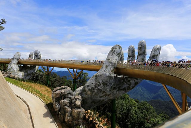 breathtaking-see-the-golden-bridge-in-vietnam-that-the-whole-world-is-talking-about-photos-5.jpg