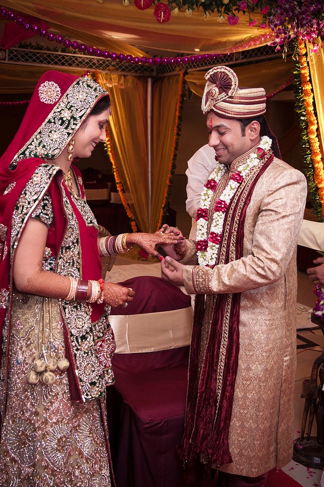 800px-Ring_ceremony,_Indian_Hindu_wedding.jpg