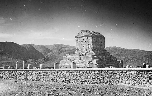 Tomb,_Cyrus_the_Great,_Iran us govt 1943 public.jpg