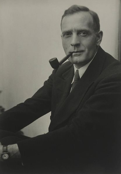 Studio_portrait_photograph_of_Edwin_Powell_Hubble.JPG