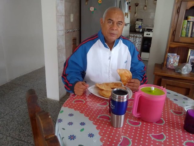 Desayuno con pastelito y jugo de guayaba.jpg