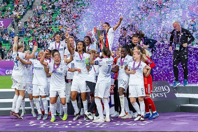 800px-2019-05-18_Fußball,_Frauen,_UEFA_Women's_Champions_League,_Olympique_Lyonnais_-_FC_Barcelona_StP_0077_LR10_by_Stepro.jpg