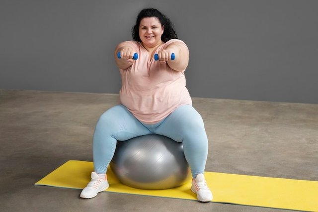 full-shot-woman-exercising-gym_2.jpg