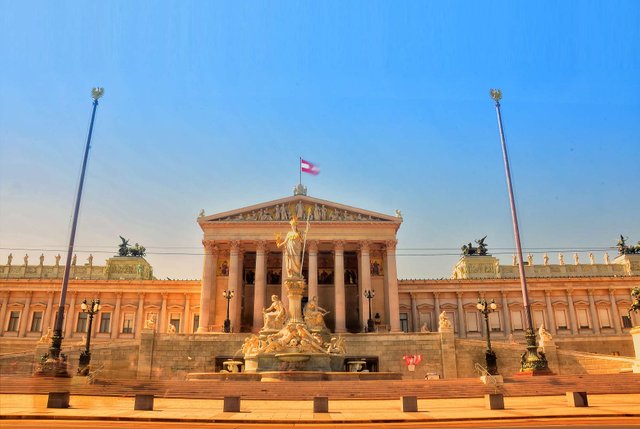 Parlament_Langzeitbelichtung_vereinzelt_Geister_Himmel_blau.jpg