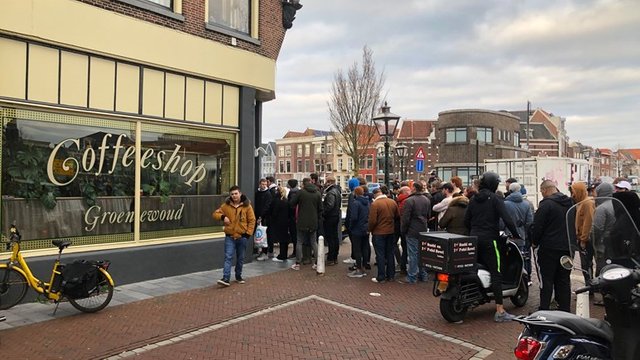 Lange-rij-voor-coffeeshop-Groenewoud-in-Leiden-Foto-VR-Press.jpg