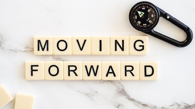 moving-forward-4777506_1920.jpg