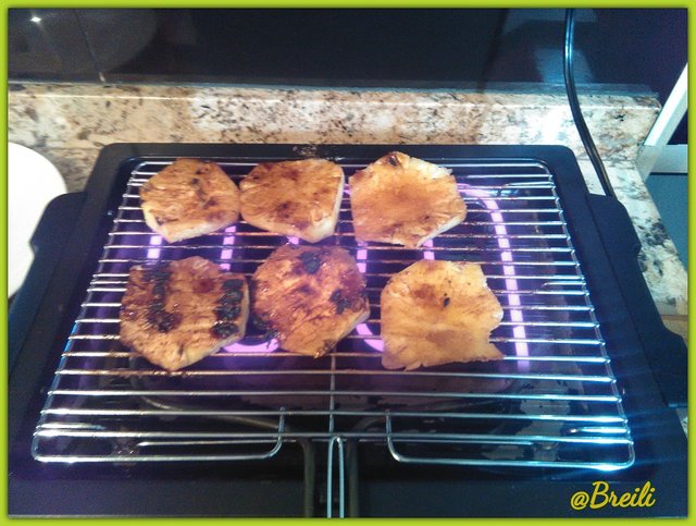Piña asada con canela