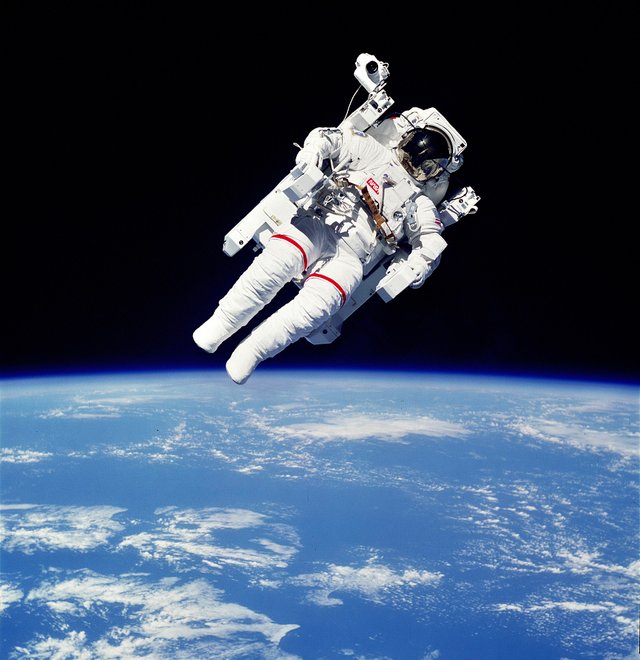 STS41B-35-1613_-_Bruce_McCandless_II_during_EVA_(Retouched).jpg