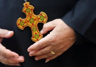 Sacerdote-misa-Reuters.jpg