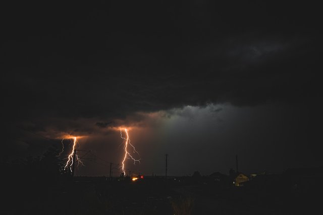 lightning-7389933_1280.jpg