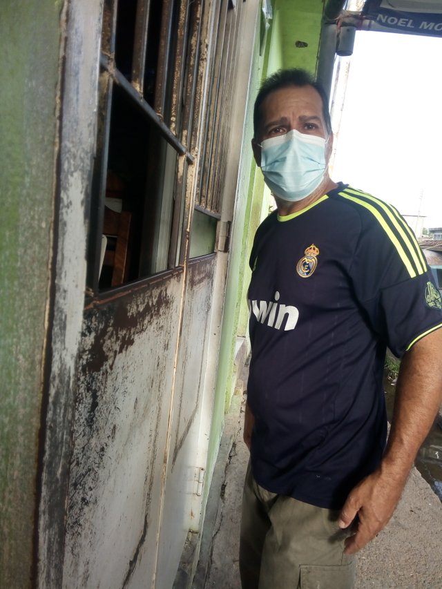 pedro en la bodega.jpg