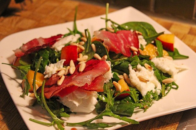 696594-960x720-rucola-nektarinen-salat-mit-mozzarella.jpg