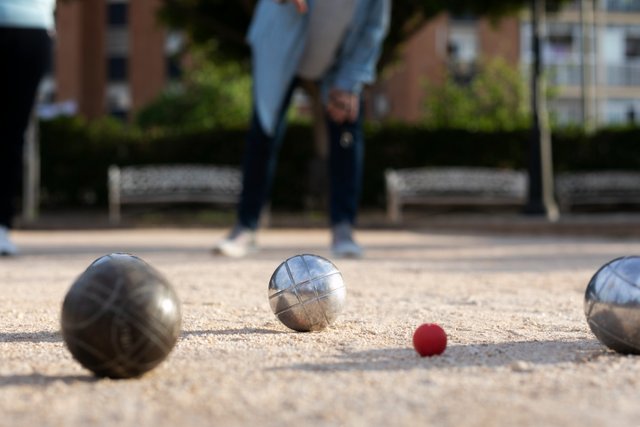 amigos-mayores-jugando-petanca.jpg