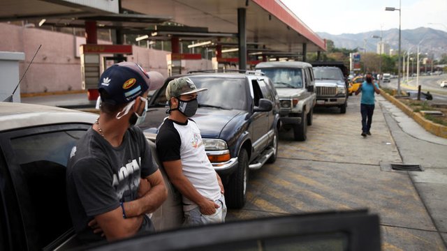 w900-p16x9-Fila-gasolina-Venezuela-Reuters.jpg