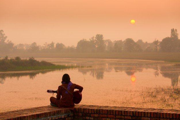 muchacha-que-toca-guitarra-al-atardecer_1004-18.jpg