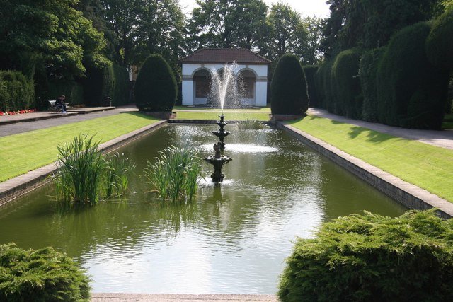 Ayscoughfee_Hall_Gardens_-_geograph.org.uk_-_990061.jpg